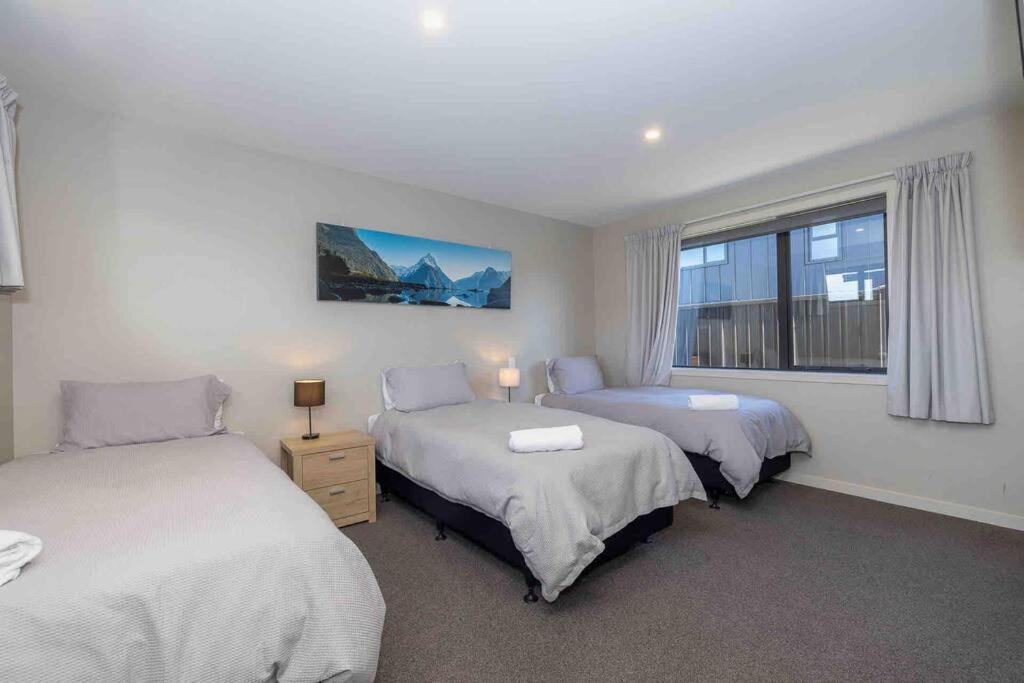 Great Views From New 2 Bedroom Apartment Te Anau Exterior foto